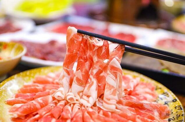 “菜品缩水”！3斤肉上桌只剩1斤多？饭店：正常