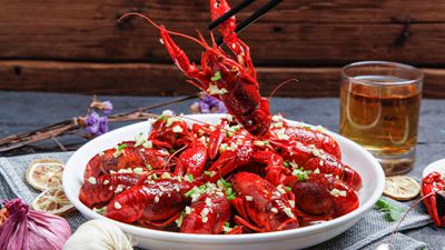 “夏日标配”小龙虾，已悄悄“上桌”