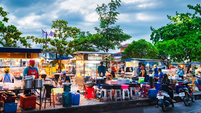 “夜经济”点亮山城活力 年轻人掀起全职摆摊“