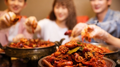 变味的“美食探店”：给钱就夸上天，不给钱就