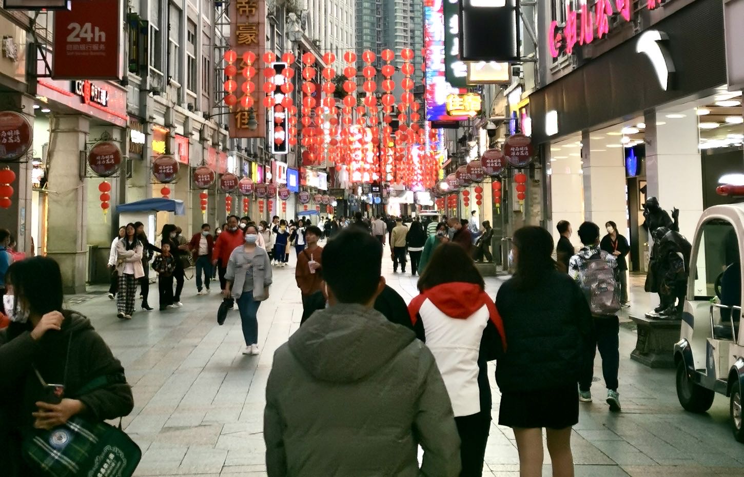 市场销售明显回升，服务性消费稳步改善—— 消