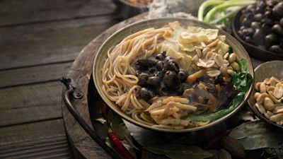 广西夜市从“冷清”到“爆红” “俘获”大批游