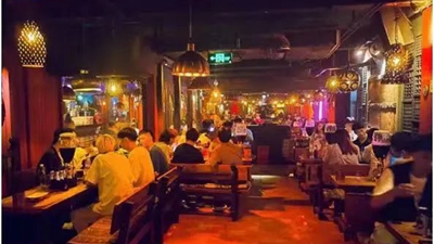 “酒吧界蜜雪冰城”，难进县城