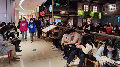 女子吐槽用餐被收700元服务费却无服务