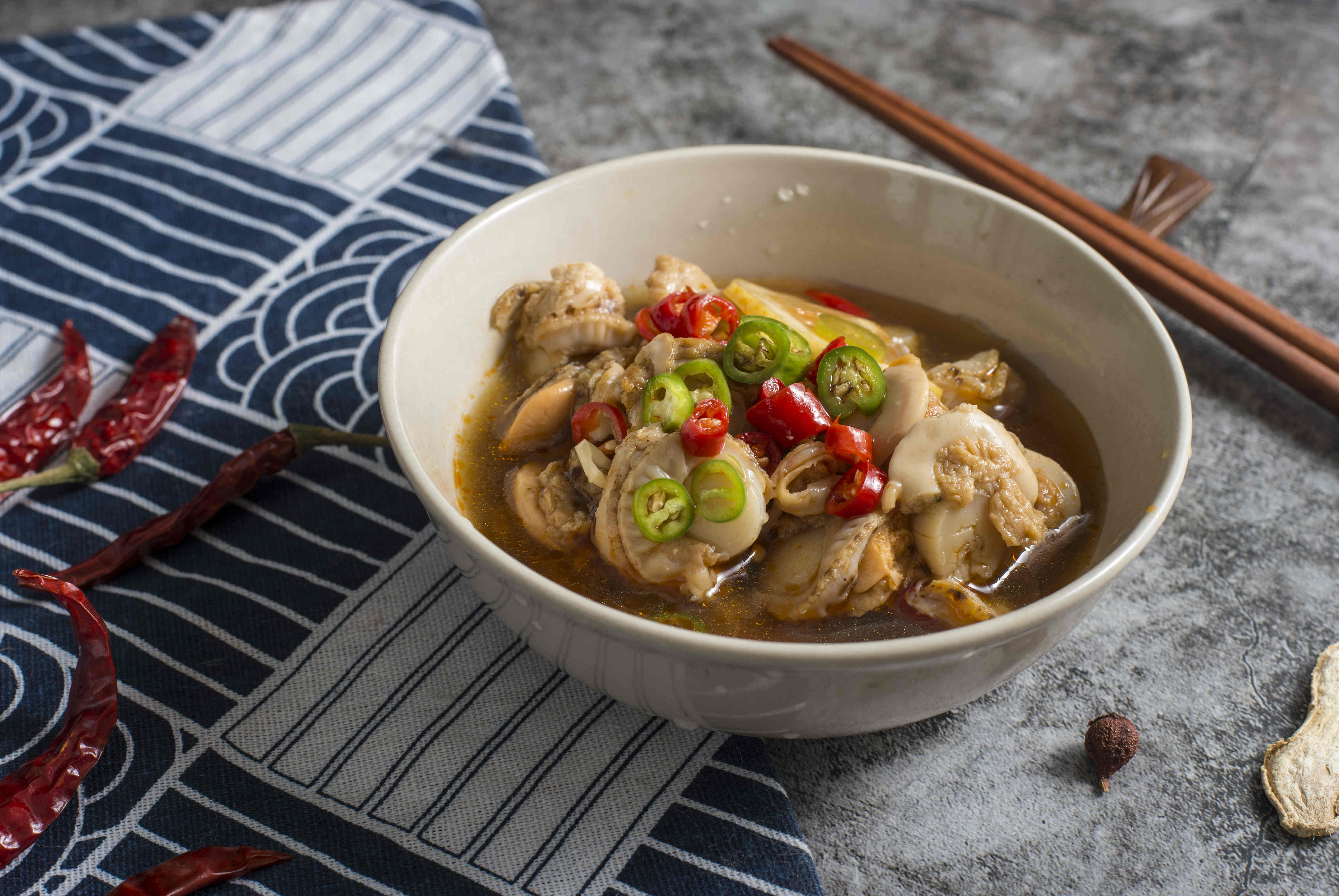 用“猪生肠”冒充“黄螺片”售卖！四家海鲜餐