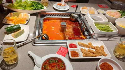 网红女主播在海底捞用餐时，拍摄不雅视频引流