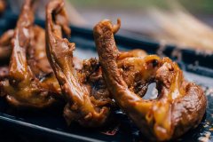 一家绝味鸭脖一年利润是多少:20万起（投资8万起