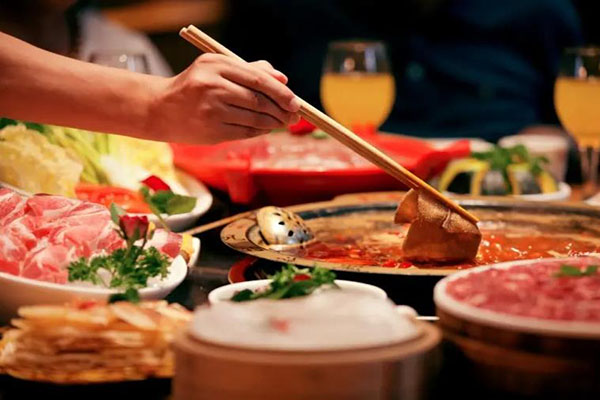 开火锅店需要的设备清单:电磁炉、切片机、冰箱等