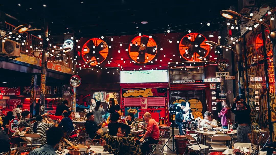 单店鸡脚筋月销4吨、霸占好评榜第一,这家串串火锅火了!