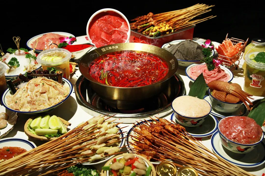 单店鸡脚筋月销4吨、霸占好评榜第一,这家串串火锅火了!