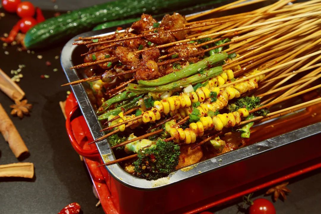 单店鸡脚筋月销4吨、霸占好评榜第一,这家串串火锅火了!