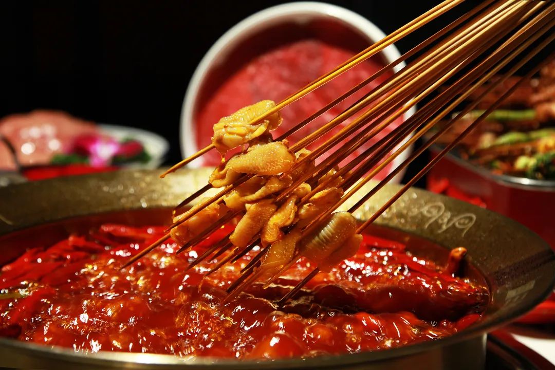 单店鸡脚筋月销4吨、霸占好评榜第一,这家串串火锅火了!