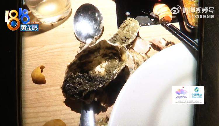 男子吃海鲜自助生蚝里全是泥,要求退一赔十却被网友骂“敲诈”