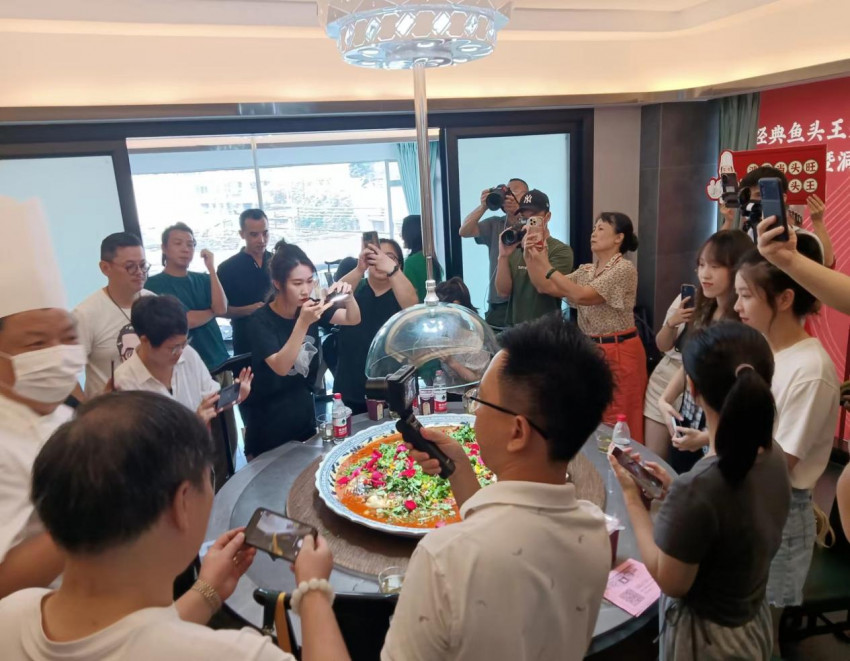 致敬不凡英雄!广州洞庭鱼头王活动盛宴再现30斤吉尼斯记录剁椒大鱼头