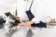 万元外卖款装进自己腰包，一奶茶店员工因诈骗