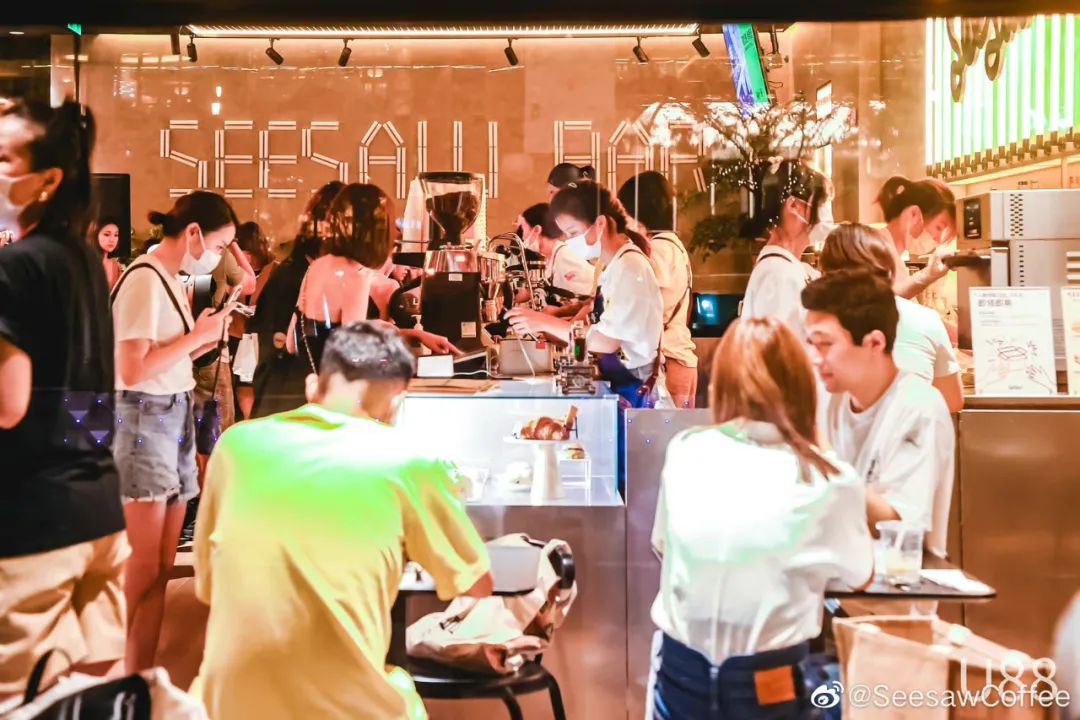 巨头争相布局的“日咖夜酒”,真的那么“上头”?