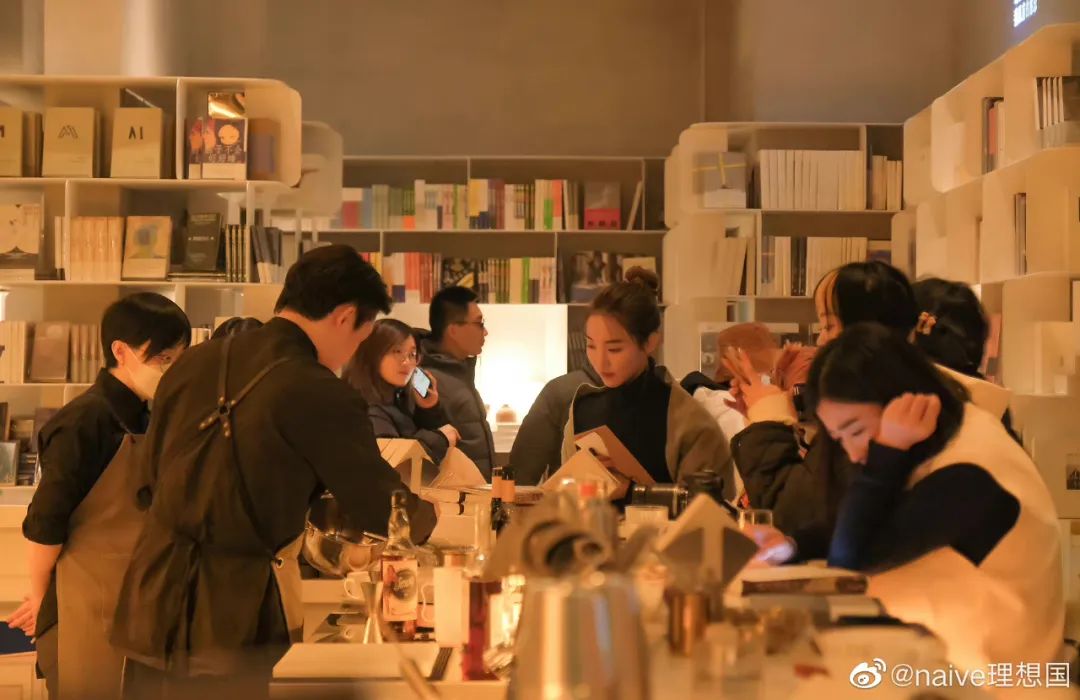 巨头争相布局的“日咖夜酒”,真的那么“上头”?