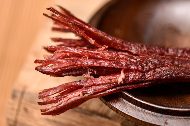 涉案1233万元,广安一制假窝点用鸭肉干冒充“牛肉干”被端