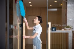 顾客一头撞上餐厅玻璃门致骨折！法院：店家担