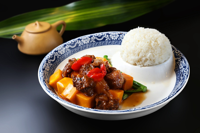 在餐饮工业化这件事上，杨国福和蜜雪冰城还是小学生