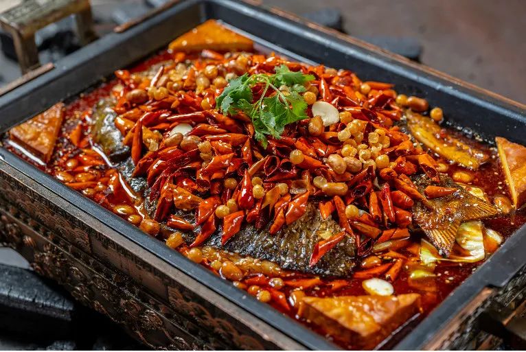 “活鱼现烤”翻红,千亿烤鱼赛道的新出路?