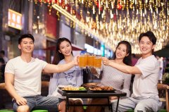 青岛深夜餐饮发展红火：一晚三个高峰期，商户