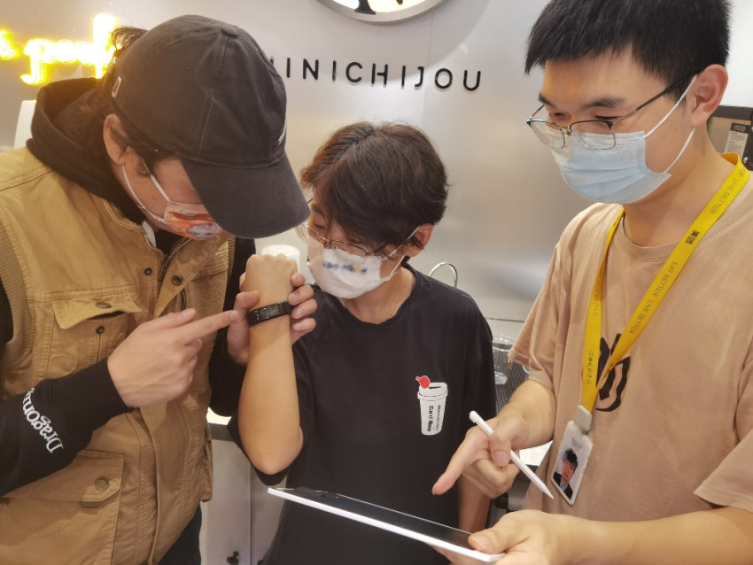 “震一震”就知道有订单 美团帮熊爪咖啡听障咖啡师“无障碍接单”