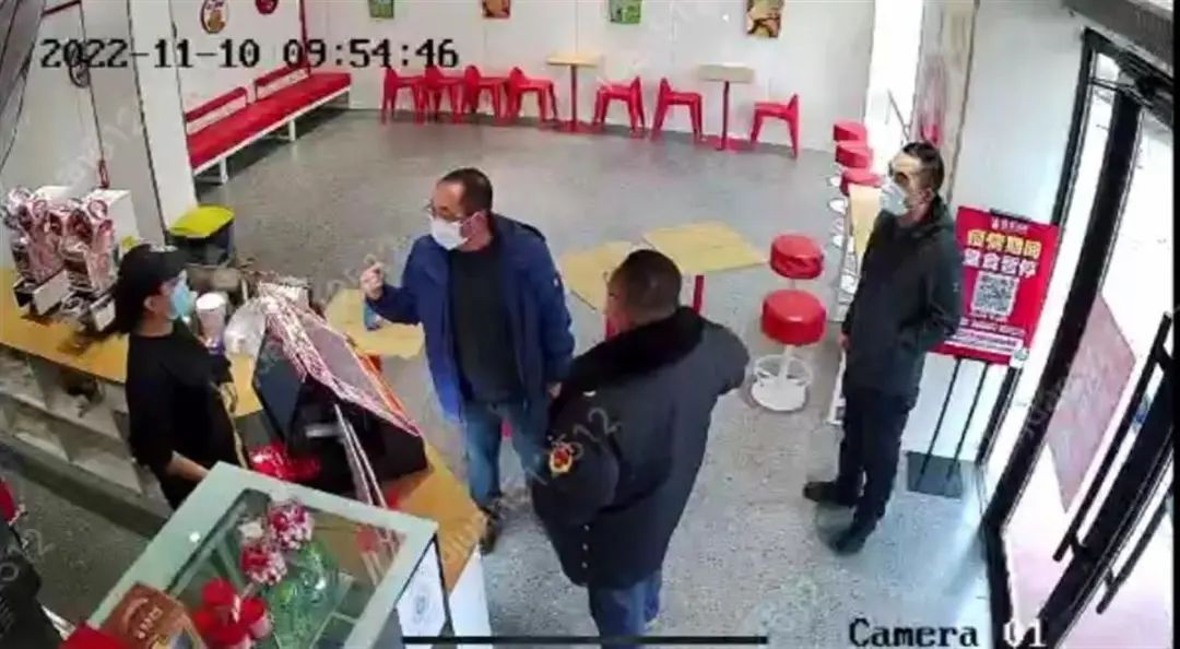 三人均为执法人员！官方通报“奶茶店先欢迎后扫码被关停”调查结果