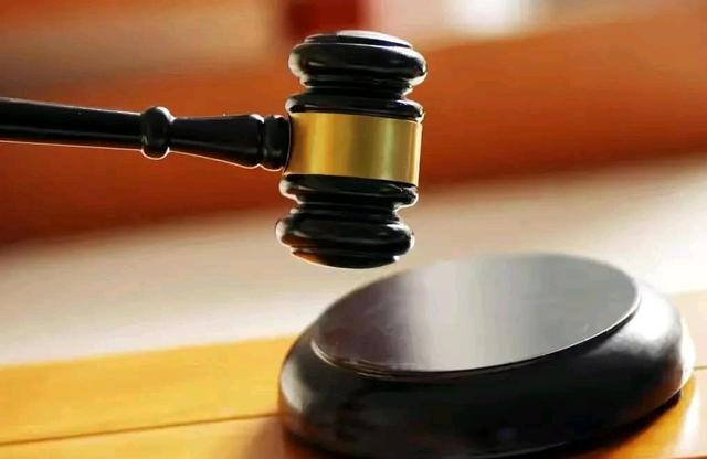 老人路过餐饮店门口滑倒受伤谁担责？法院判餐