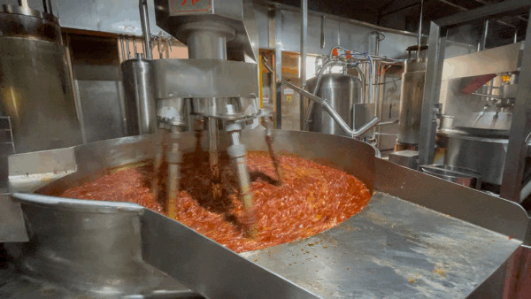 火锅连锁店开底料厂，是香饽饽还是陷阱？