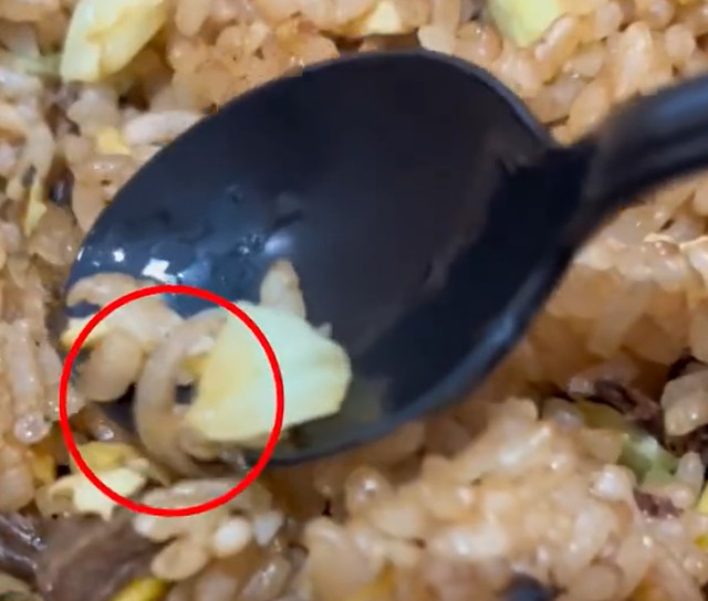 女子称在外卖里吃出指甲，要求赔偿遭到无视，商家：已退款