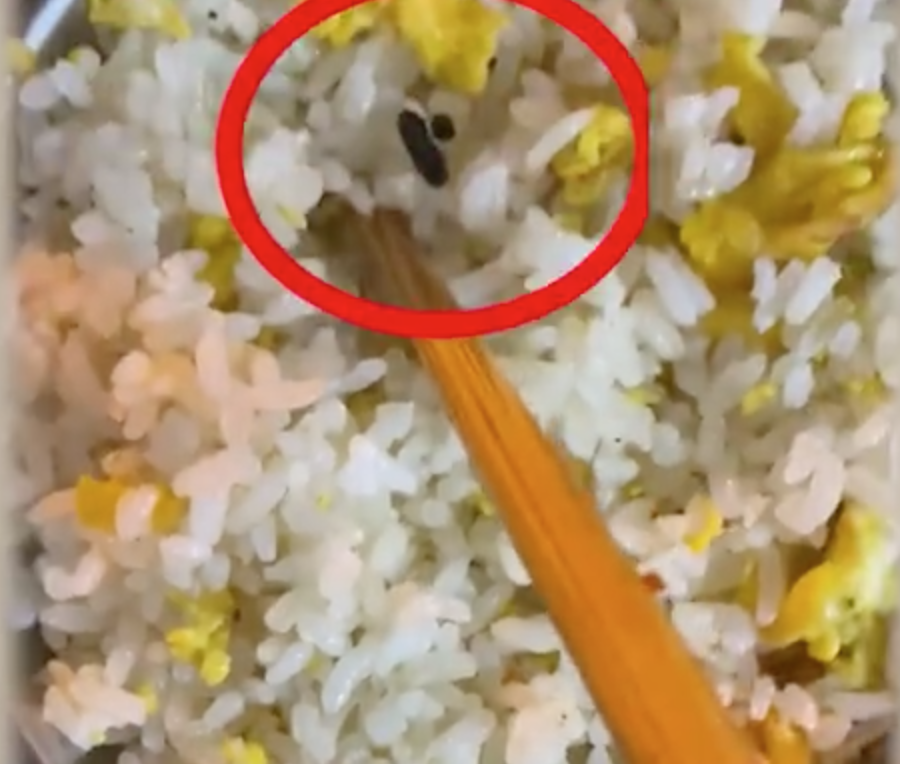 顾客点炒饭吃出老鼠屎,老板当场吃下:油温太高饭炒焦了,酥脆酥脆的