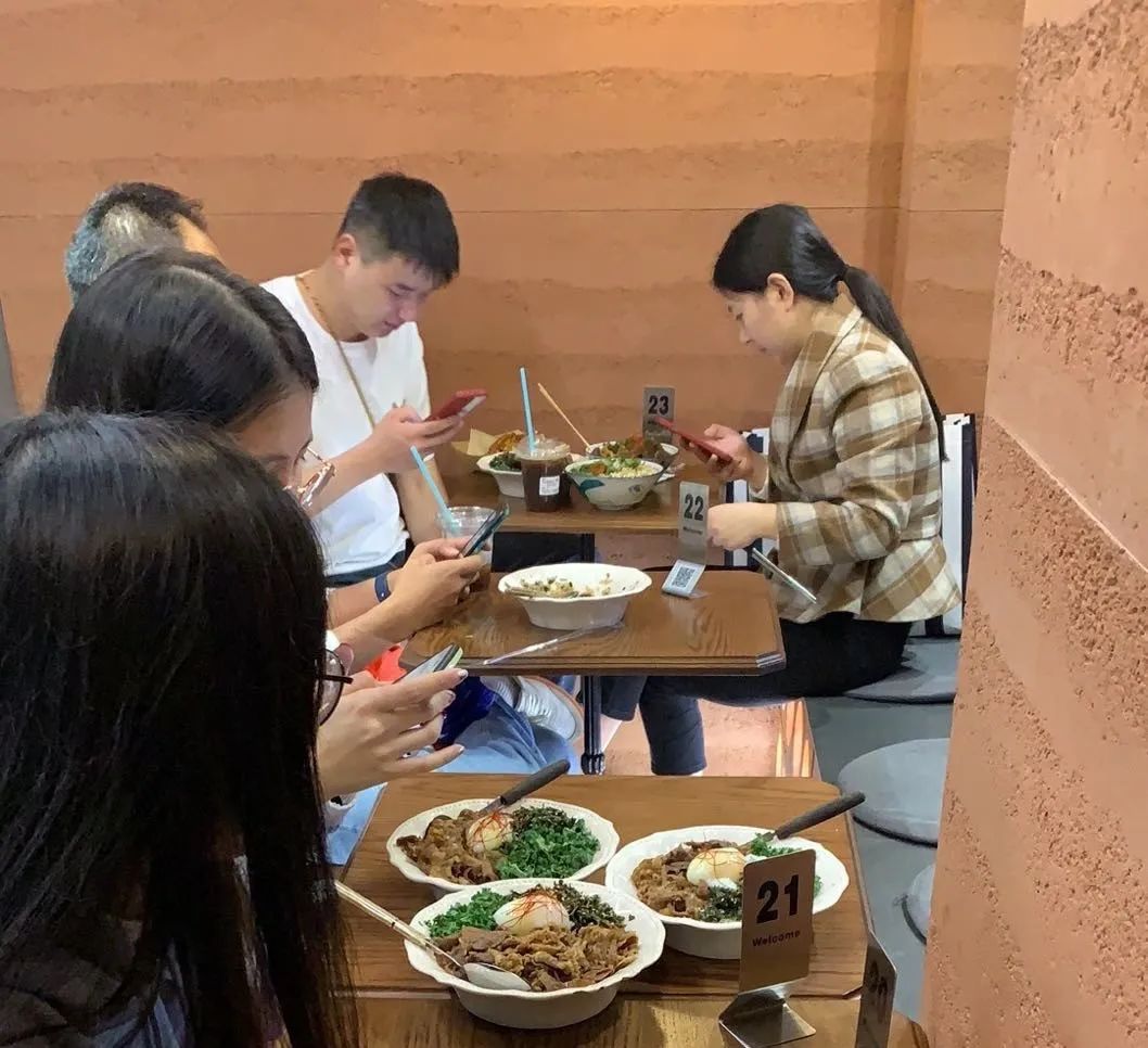 在咖啡店解决一日三餐,打工人造出的新市场靠谱吗?