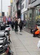 茶百道店员因倒垃圾纠纷打伤环卫工，警方介入