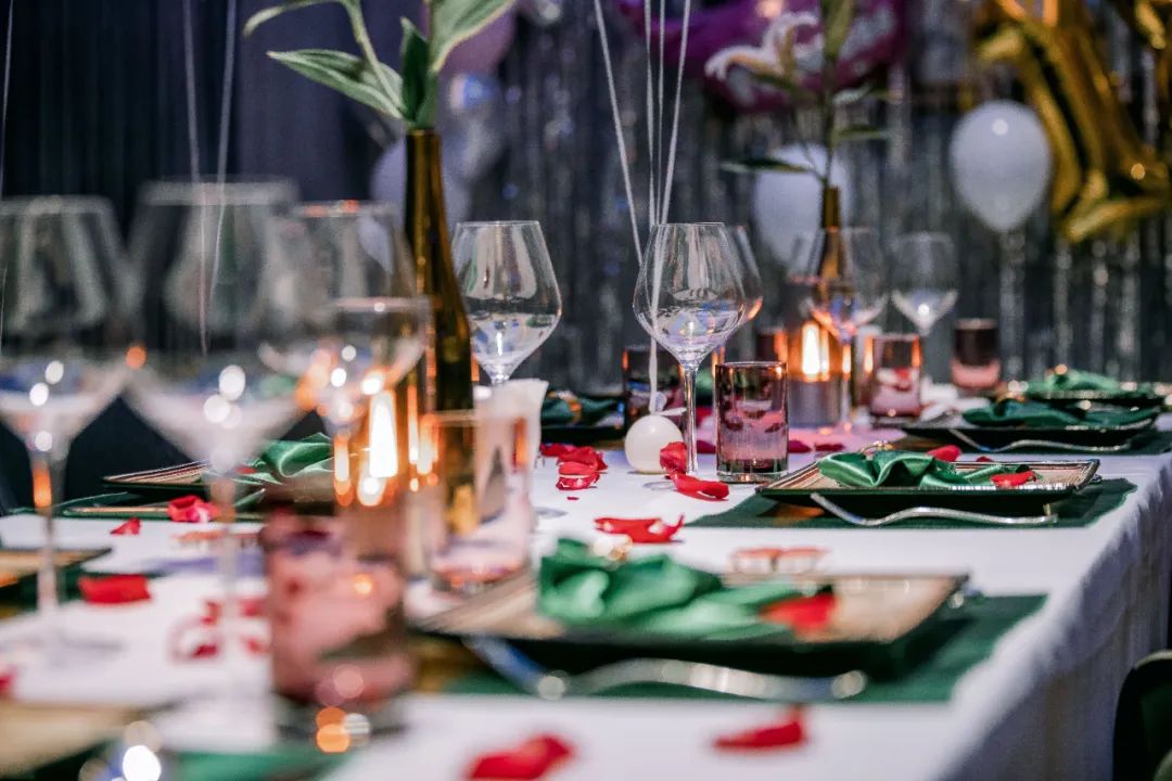 “茶颜观色”关联公司被限制消费；桃李面包被投诉吃出刀片