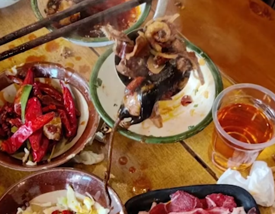 男子称在火锅店捞出整只去皮老鼠，店方回应：正配合调查
