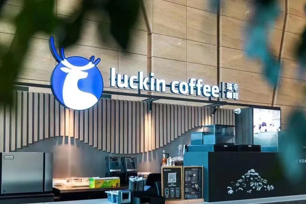 营收首次过百亿，门店将破万！你看不上的瑞幸，真翻盘了？