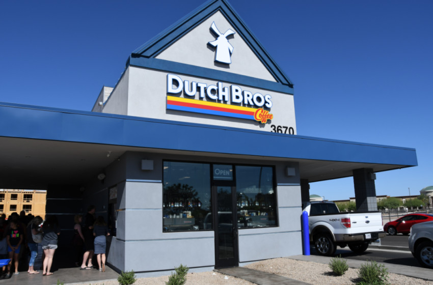 反击瑞幸？星巴克推“沿街取”模式，将在1000+门店铺开