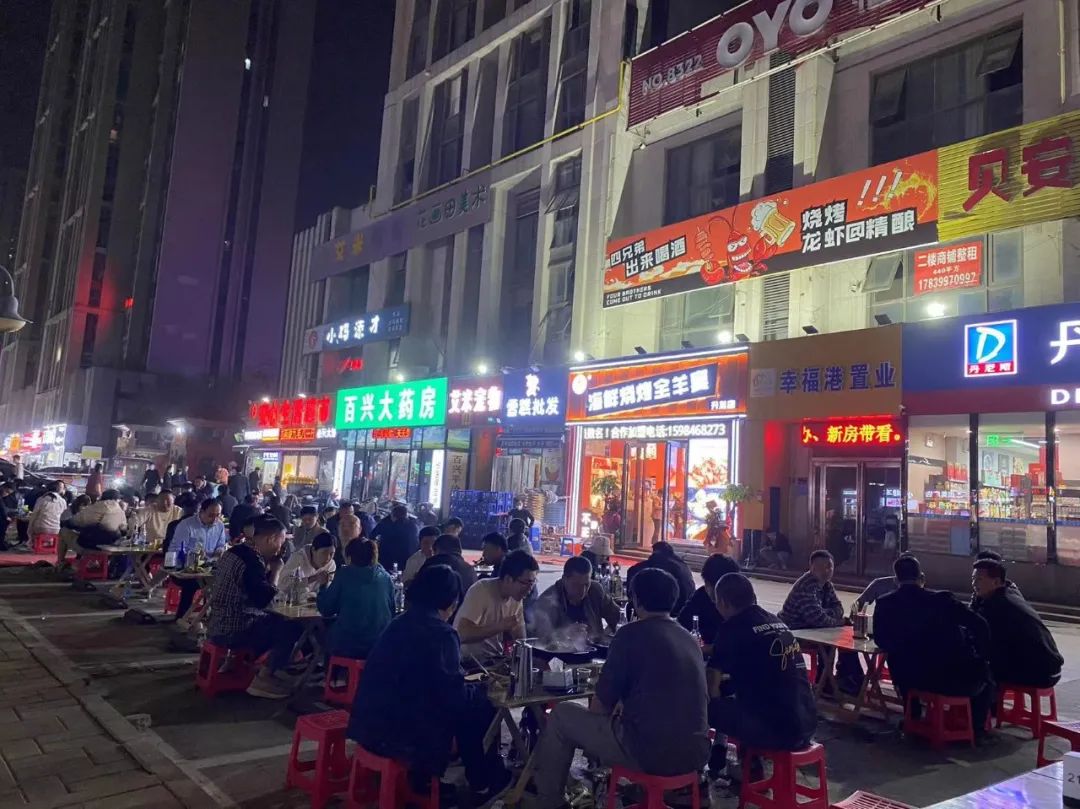 逛完挤满大学生的餐馆，我发现3个餐饮爆款