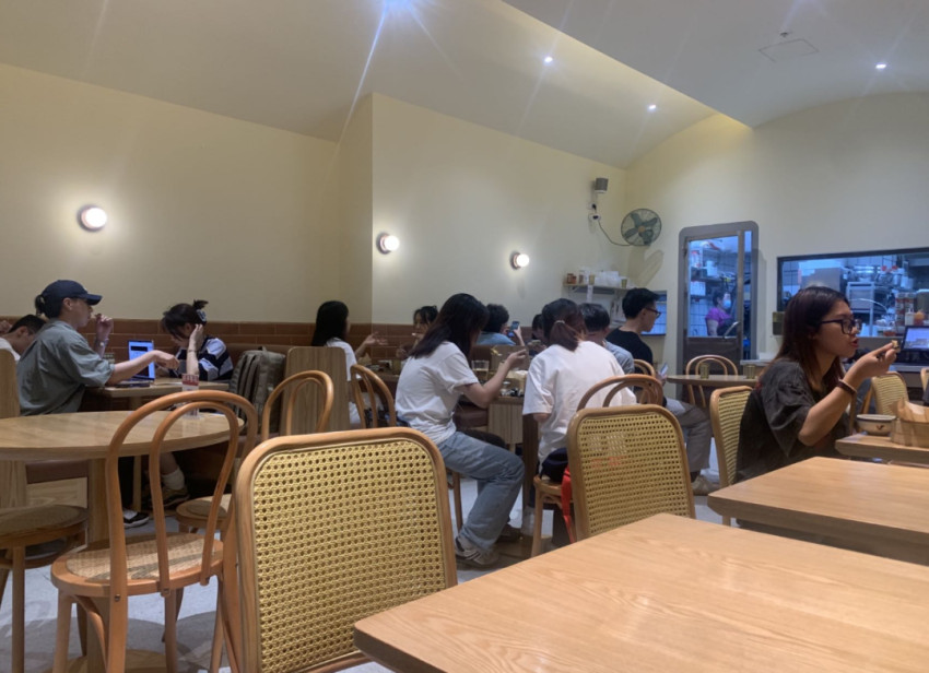 我在网红街区开餐饮店,月入25万……