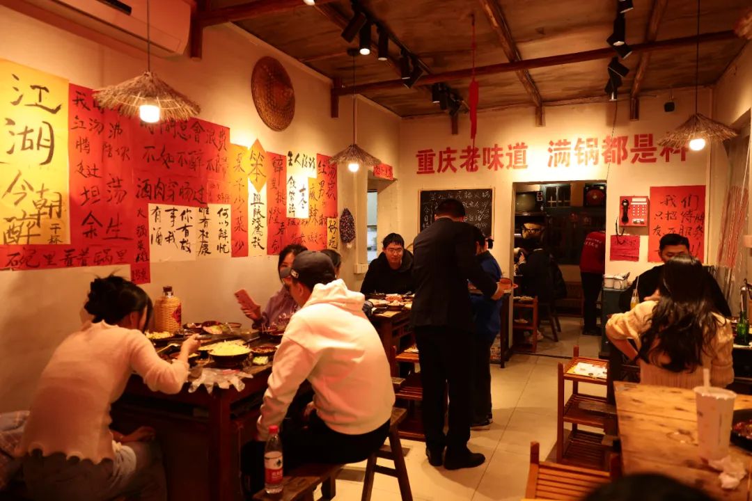 靠极致反差点燃市场,这个“居民楼火锅”杀出重围