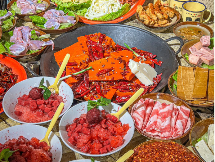 靠极致反差点燃市场,这个“居民楼火锅”杀出重围