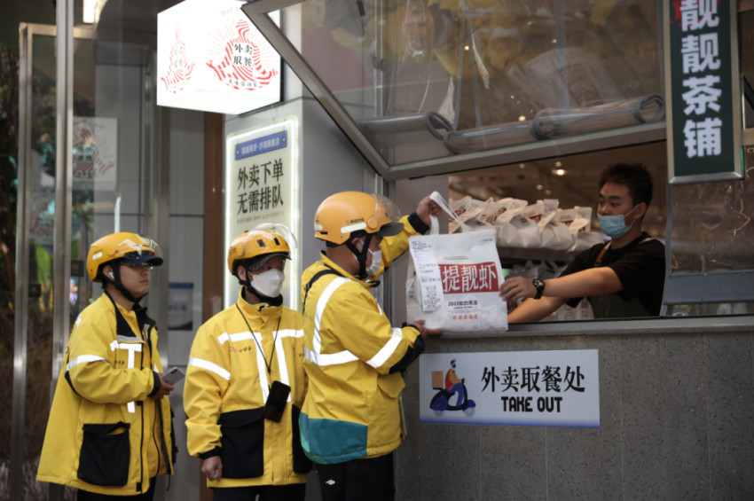 线下排长队，外卖也爆单！这个品类的商家为啥这么牛？