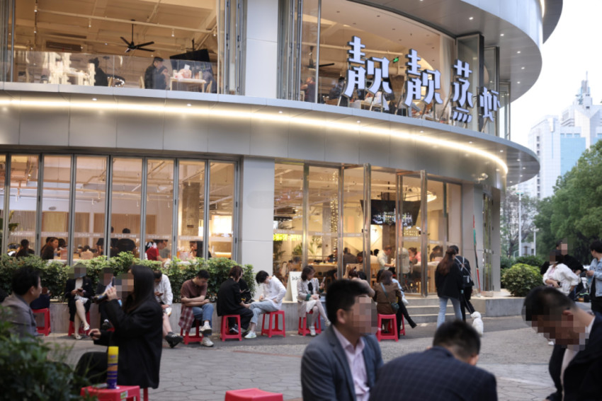 线下排长队，外卖也爆单！这个品类的商家为啥