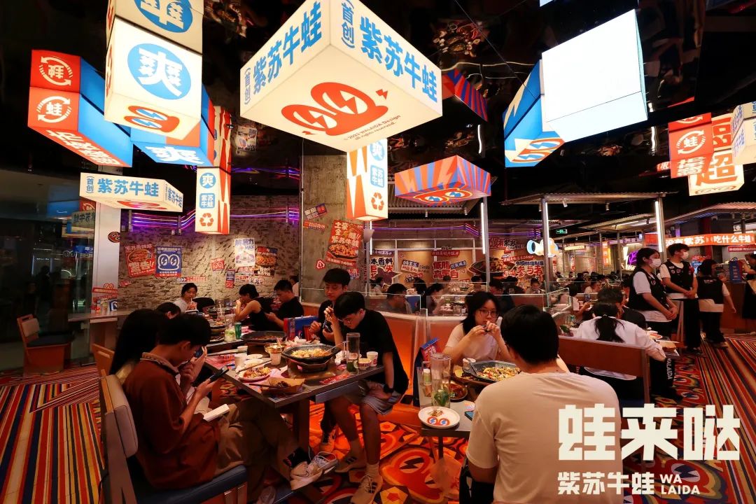 排位超2600多桌!这家牛蛙店在商场造了一个“超级夜市”
