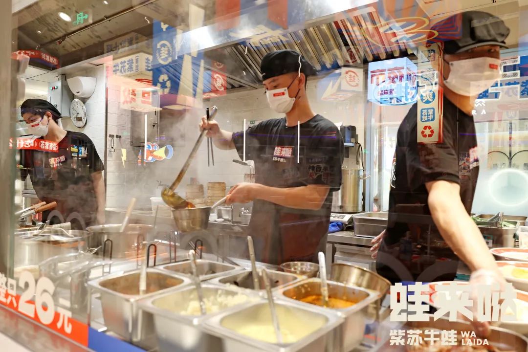 排位超2600多桌!这家牛蛙店在商场造了一个“超级夜市”