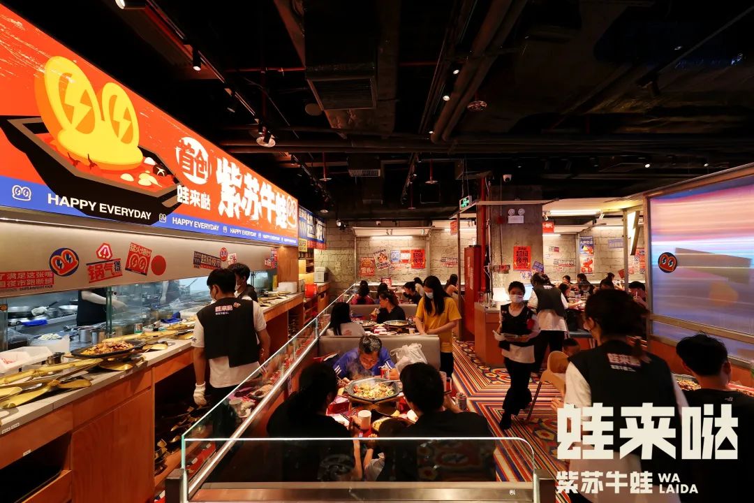 排位超2600多桌!这家牛蛙店在商场造了一个“超级夜市”