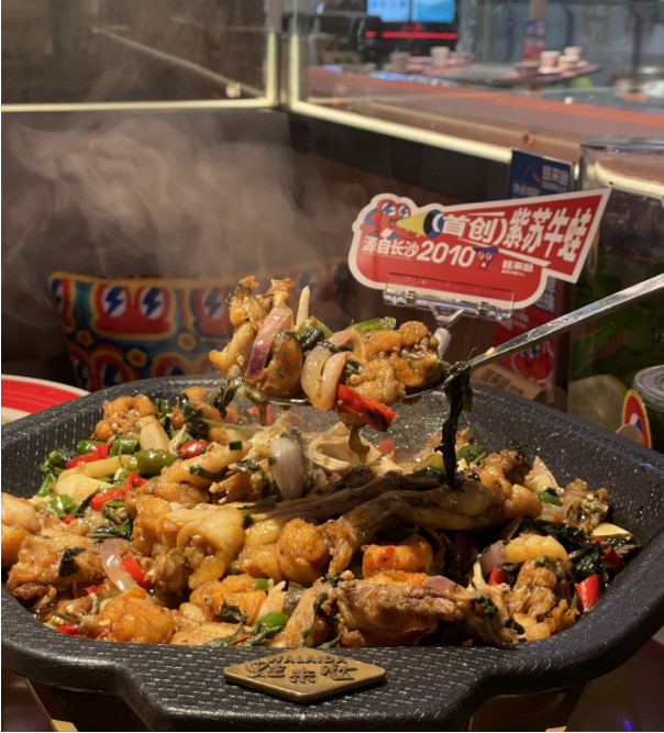 排位超2600多桌!这家牛蛙店在商场造了一个“超级夜市”