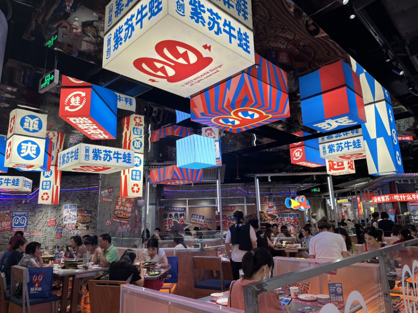 排位超2600多桌！这家牛蛙店在商场造了一个“超