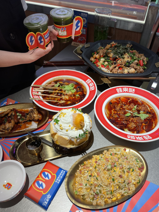 排位超2600多桌!这家牛蛙店在商场造了一个“超级夜市”